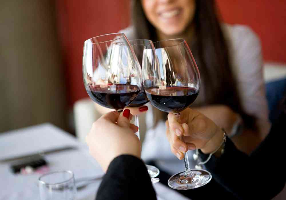 Wine Glass Ettiquette ✨