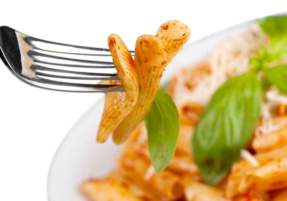 eat pasta with fork