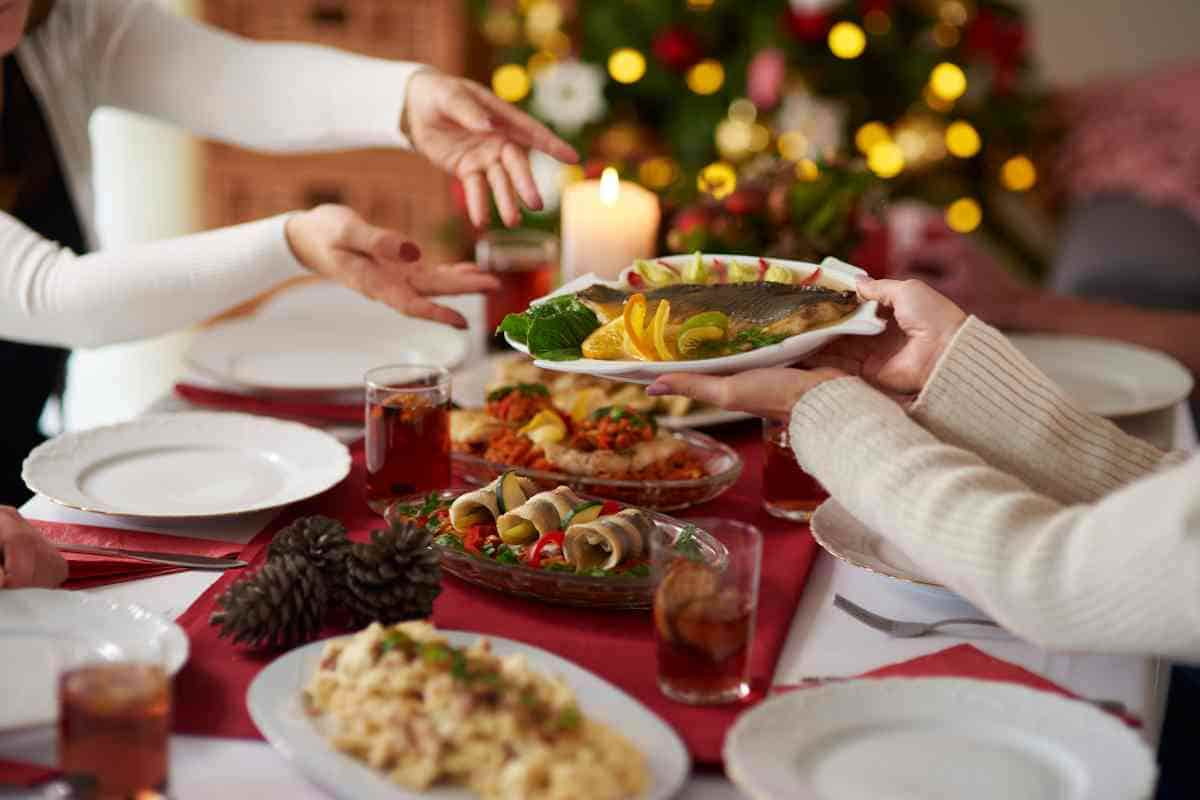 Restaurant table manners for using salt and pepper shakers